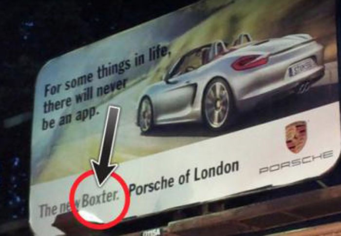 Xιλιάδες διαφημιστικές πινακίδες, στους δρόμους του Λονδίνου, αναγράφουν λάθος το όνομα της Boxster.